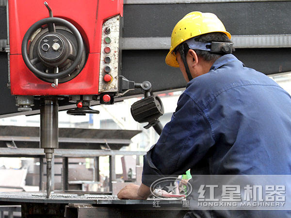 多米（中国）官方车间师傅在认真工作